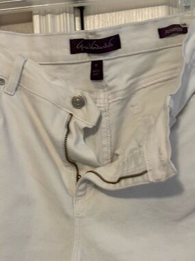 Gloria Vanderbilt White Jeans with Purple Waistband Tag